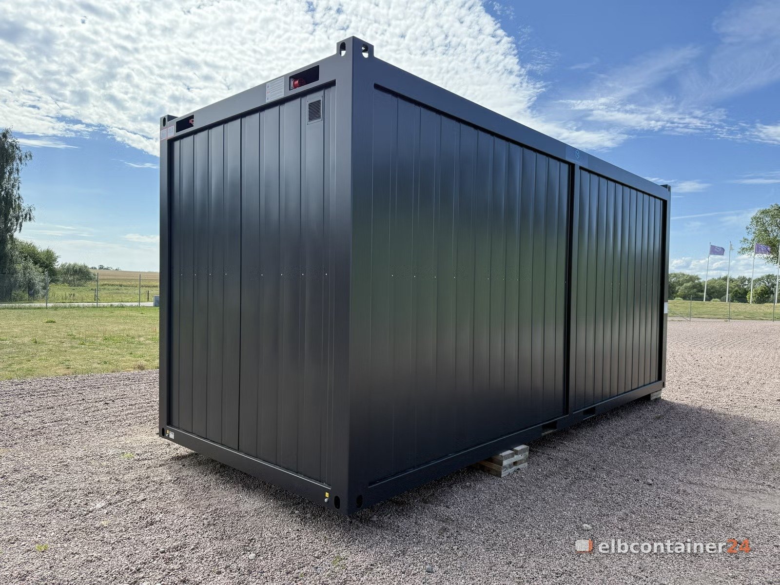 Heller Innenraum eines Bürocontainers
