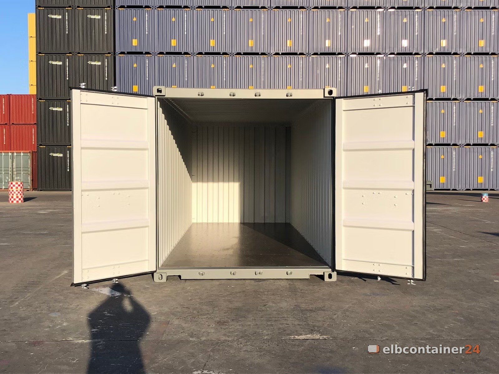 Geöffneter Lagercontainer mit sauberem Innenraum
