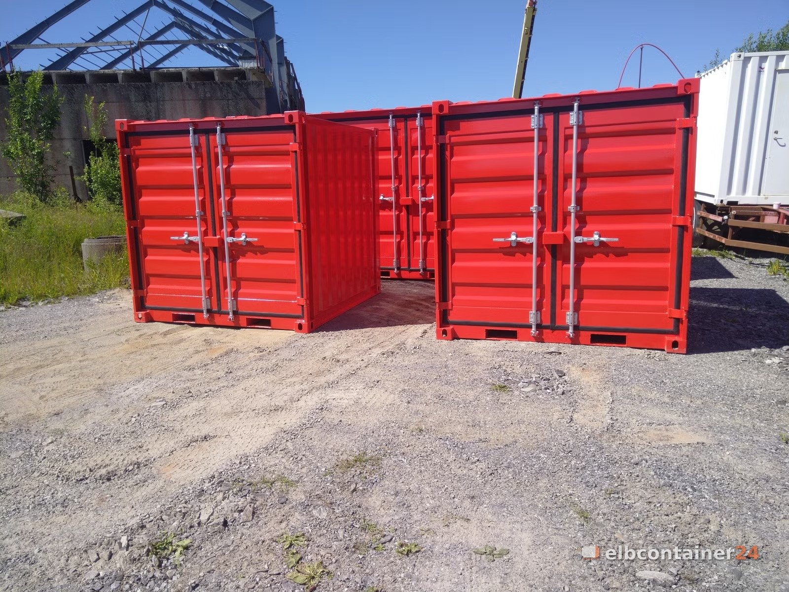 Rote Umweltcontainer mit geöffneten Türen